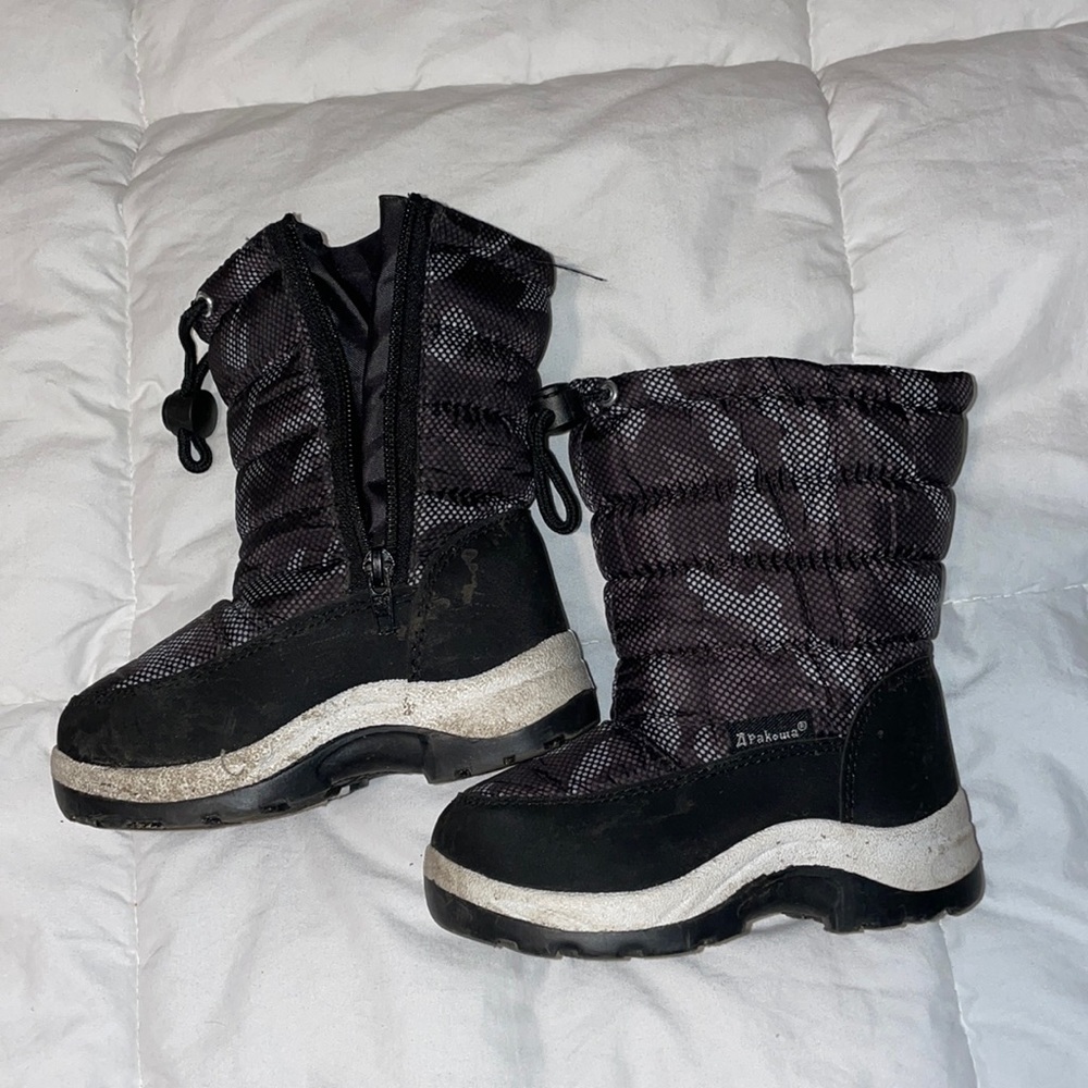 Boys snow boots size 7/8 (24).  Worn 2x.  Fleece lined.